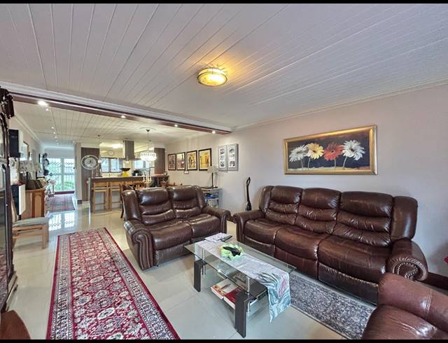 3 BEDROOM APARTMENT FOR SALE IN FERREIRA TOWN